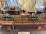 une maquette de bateau exposée dans une vitrine