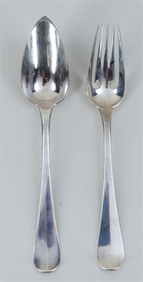 deux cuillères et une fourchette sur une surface blanche