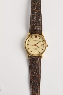 gros plan d'une montre-bracelet sur une surface blanche