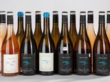 plusieurs bouteilles de vin sont alignées sur une table