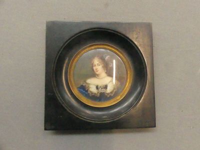 la photo d'une photo représentant une femme en robe bleue