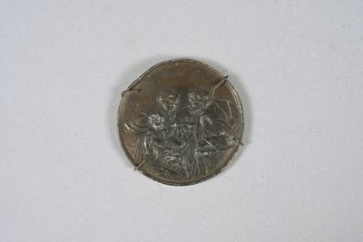 Médaille en bronze figurant la Sainte Famille. Diam. 8 cm