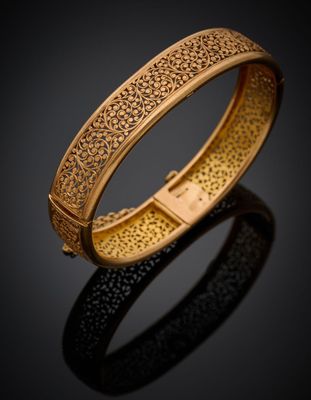 un bracelet en or sur fond noir