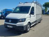 une camionnette blanche garée sur le parking