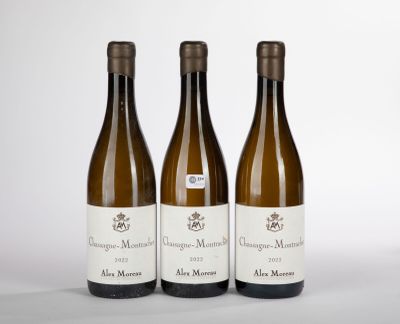 trois bouteilles de vin posées l'une à côté de l'autre sur une table