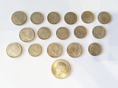 un grand nombre de pièces qui se trouvent sur une surface blanche