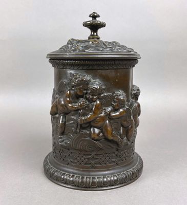 une urne antique en bronze ornée de chères et de chères