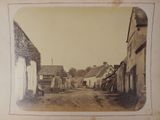 une vieille photo d'une rue dans un village