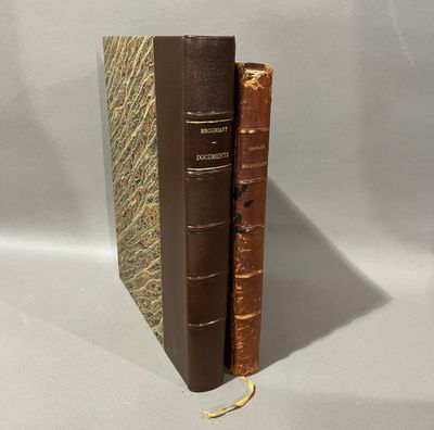 les deux livres sont posés côte à côte sur une surface blanche