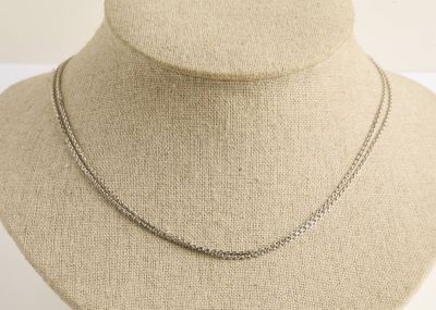gros plan d'un collier sur un mannequin mannequin