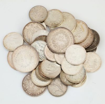 une pile de pièces de monnaie posée sur une surface blanche