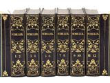 Les quatre livres sont alignés les uns à côté des autres sur une surface blanche.