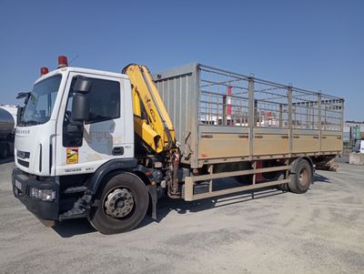un camion équipé d'une cage à l'arrière, garé sur un parking