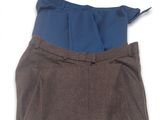 une photo d'un pantalon porté avec une chemise bleue