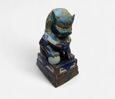 Lion en terre cuite vernissée.