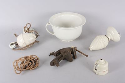 pot de chambre, étau et monte-et-baisse