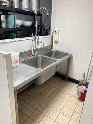 une cuisine avec un évier et une cuisinière