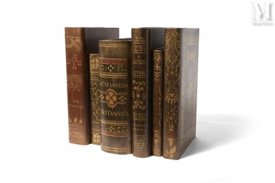 Elément de décoration simulant des reliures de livres dont M…