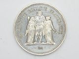 une pièce de monnaie en argent portant l'image d'un homme et d'une femme