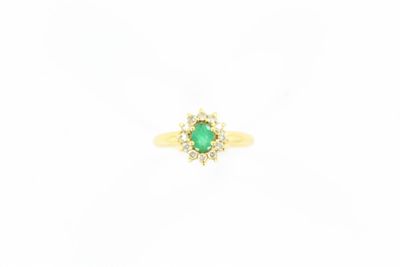 une bague en émeraude et diamant