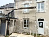une photo d'une maison en construction, avec des échafaudages
