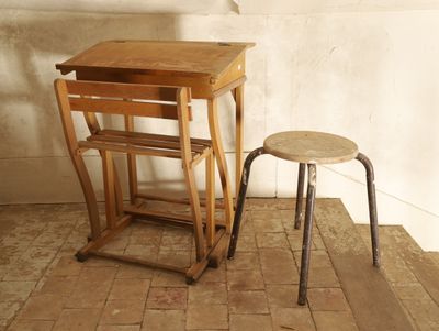 une petite table en bois et un tabouret dans une pièce