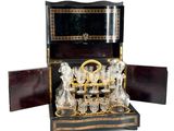 un coffret en bois contenant un service de verres