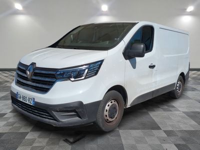 la camionnette blanche est garée sur le sol en damier d'une pièce