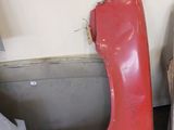 des toilettes situées dans un coin d'une pièce dont la porte est rouge