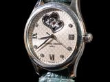 un gros plan d'une montre-bracelet ornée d'un cœur