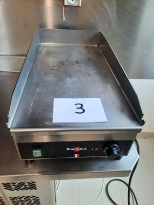 une table en métal sur laquelle figure le chiffre 3