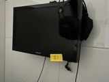une télévision à écran plat fixée au mur dans une salle de bains