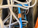 une boîte contenant tout un tas de fils