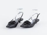 paire de chaussures en cuir noir pour femme, ornées de nœuds sur le bout