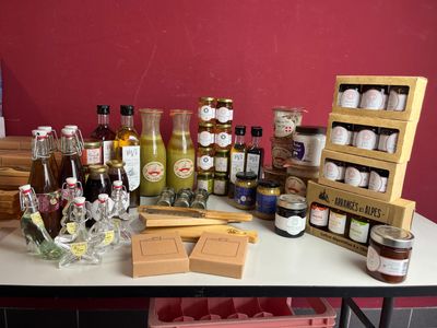 une table sur laquelle sont posées de nombreuses bouteilles et bocaux