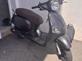 un scooter garé devant un bâtiment