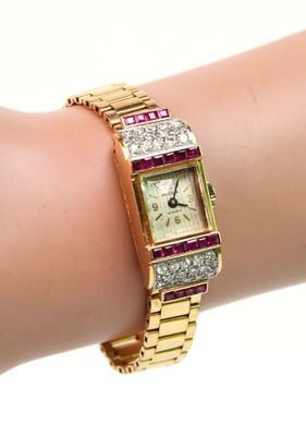une photo du poignet d'une femme portant une montre
