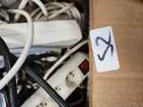 une boîte en carton remplie de câbles électriques et de prises