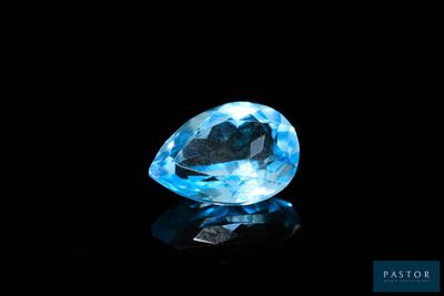gros plan d'un diamant bleu sur une surface noire