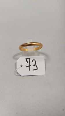 gros plan d'une bague en or portant une étiquette de prix