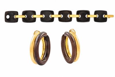 deux paires de boucles d'oreilles créoles dorées et noires et une paire de boucles d'oreilles créoles noires et dorées