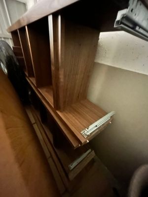 une étagère en bois sur laquelle sont posés tout un tas de livres