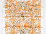 une écharpe carrée orange et blanche à motifs floraux