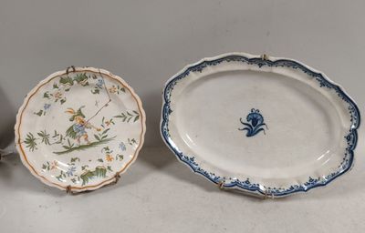 deux assiettes ornées de motifs bleus et blancs, posées sur une table