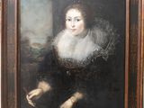 portrait d'une femme en robe noire ornée d'un volant blanc