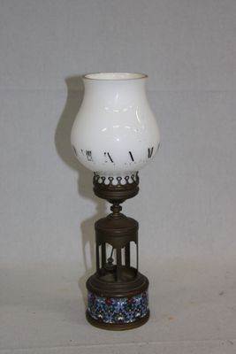 une petite lampe posée sur une table