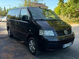 La camionnette est garée sur le bord de la route, sur le parking.