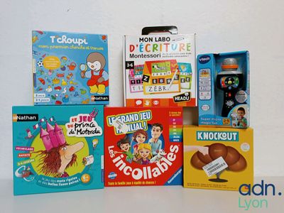 de nombreux livres et jouets pour enfants sur la table