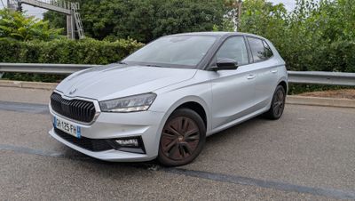 La voiture argentée est garée sur le bord de la route.