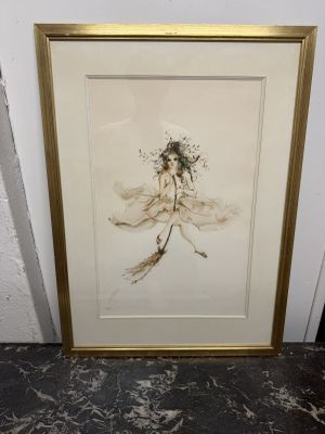 une image représentant un portrait encadré d'une femme avec une fleur dans les cheveux